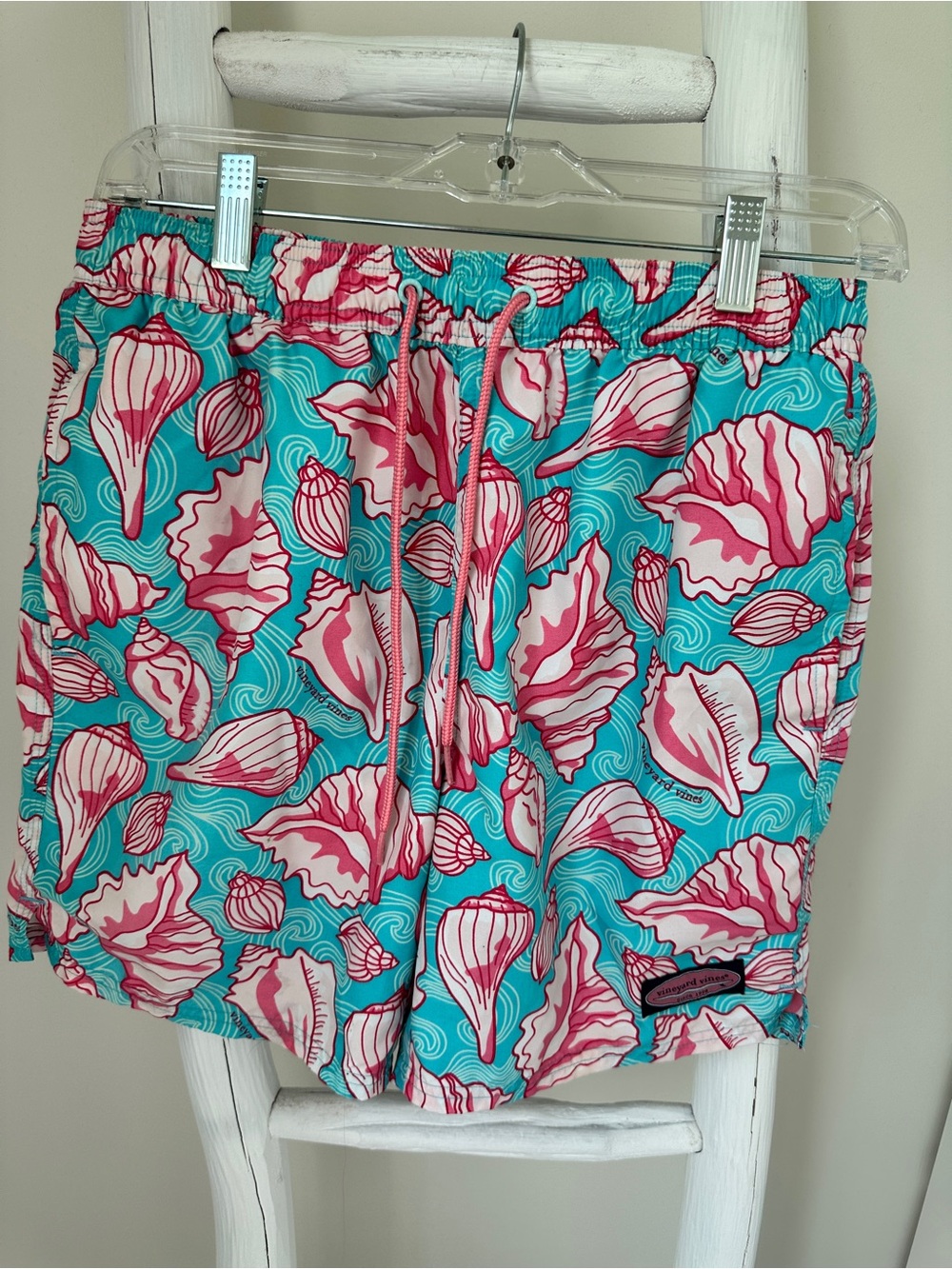 Vineyard Vines 7” Seashell Print Swim Trunks Size XS Turquoise, Pink & White